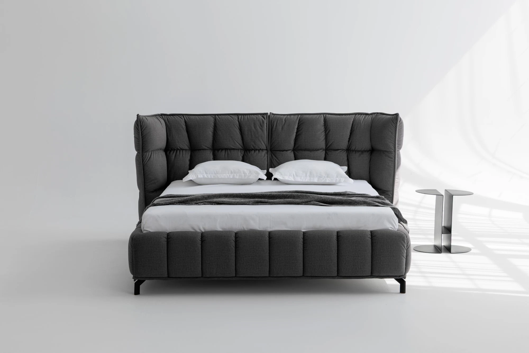 Pat tapițat TENDER – confort modern cu ladă de depozitare și tablie moale