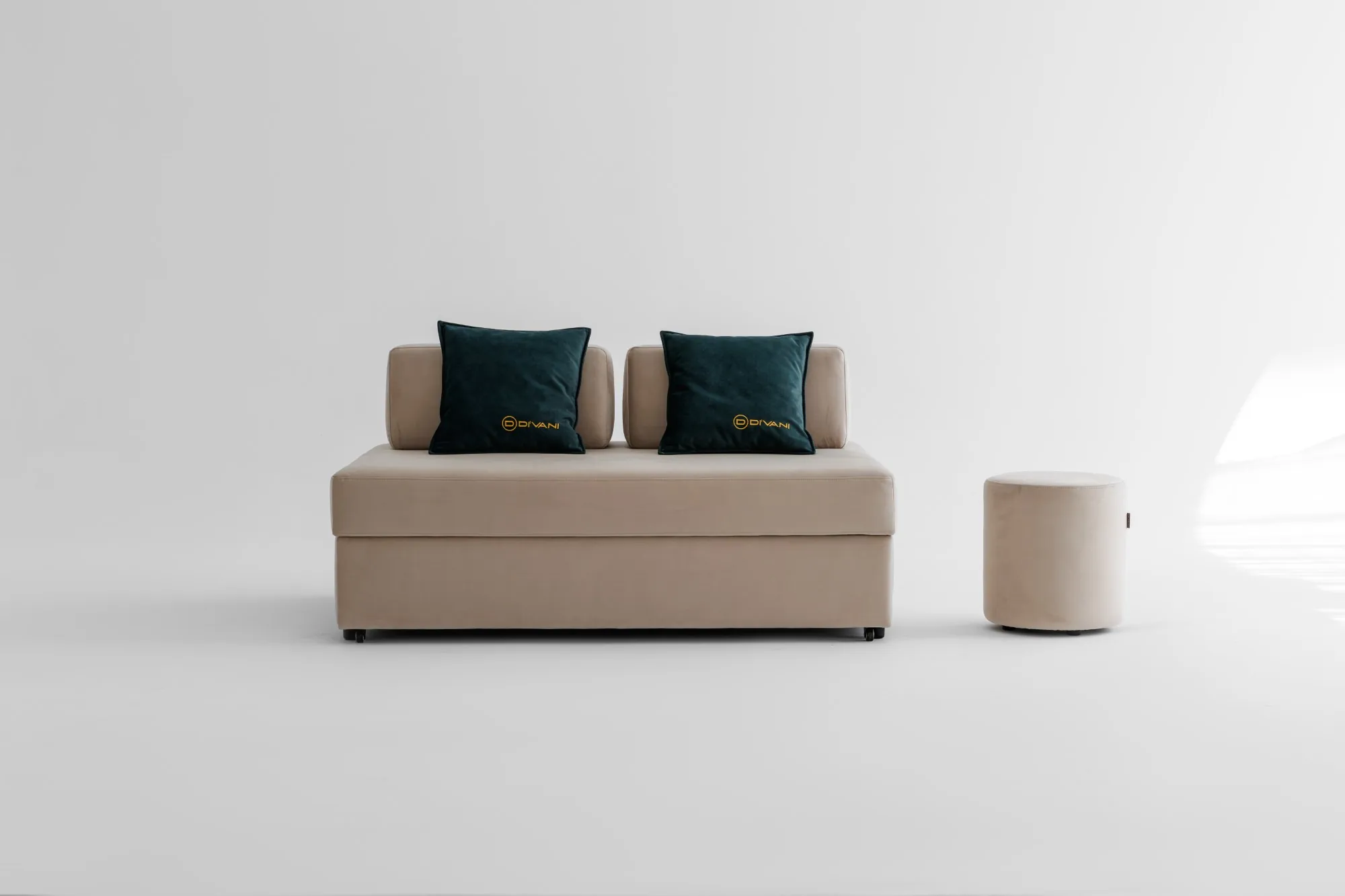 Canapea extensibilă LIBERTY cu tapițerie moale din catifea și spațiu generos de dormit