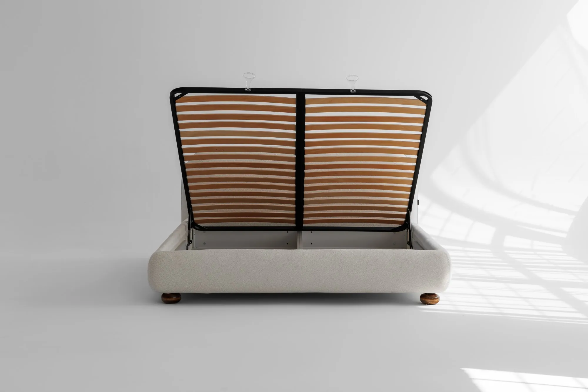 Alternative view of Pat tapițat Charlotte cu tăblie rotunjită și ladă de depozitare spațioasă